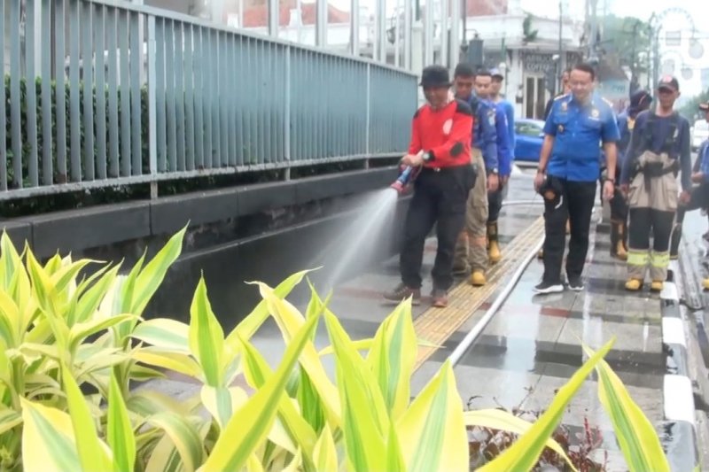 Warga bersihkan jalan dan trotoar sambut Festival Asia Afrika