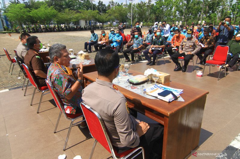 Rapat penanganan COVID-19 sambil berjemur