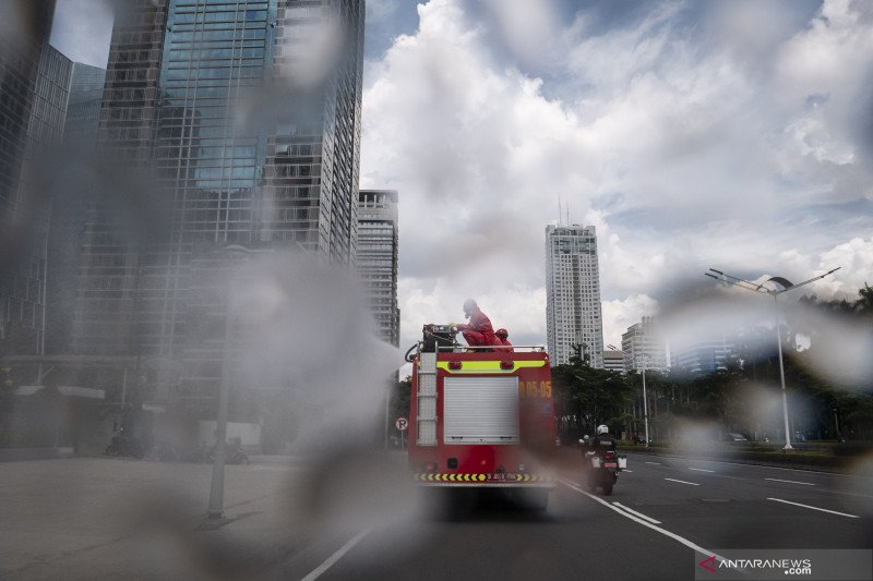Penyemprotan rutin disinfektan di Jakarta