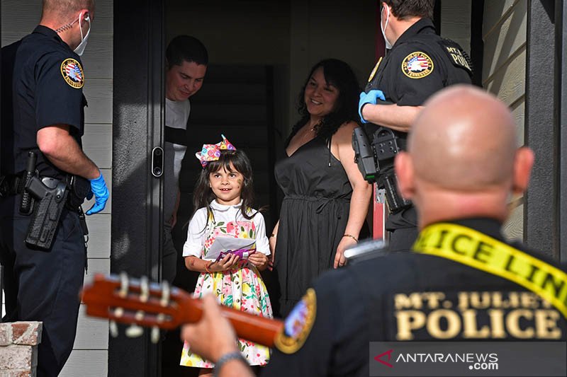Begini cara polisi Amerika menghibur anak-anak saat krisis COVID-19