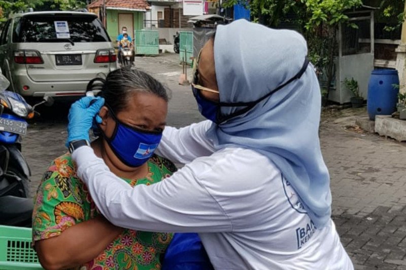 Demokrat Surabaya bagikan 10 ribu masker cegah COVID-19