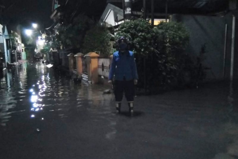 Damkar Jaktim sedot genangan air di Cakung Timur