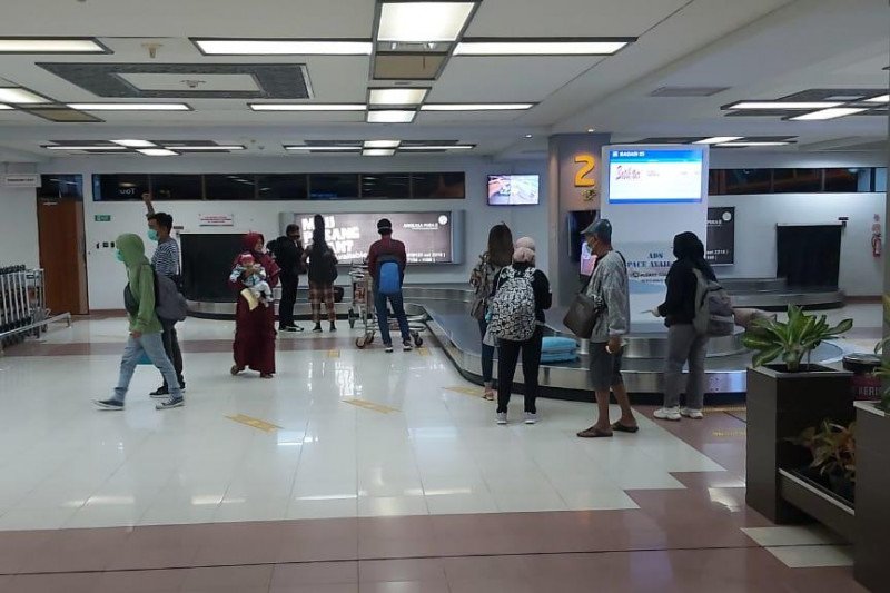 Penumpang pesawat di Bandara Minangkabau turun drastis