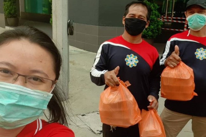 Indonesian in Malaysia donating food to migrant workers everyday since April