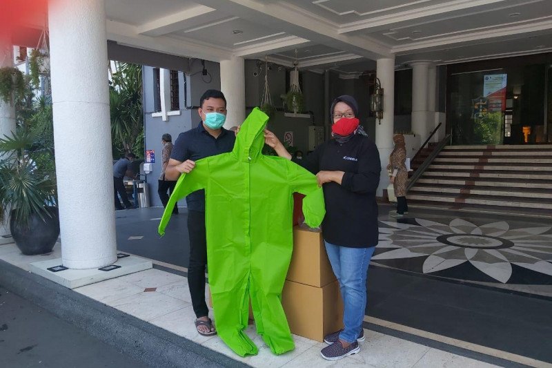Putra Risma bantu 100 baju APD ke Pemerintah Kota Surabaya
