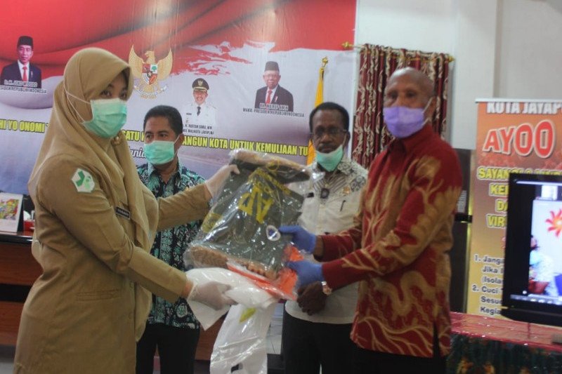 Wali Kota Jayapura serahkan bantuan APD untuk 13 puskesmas