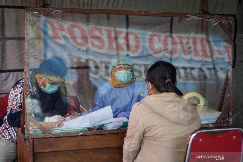 Pemeriksaan pemudik sebelum menjalani karantina