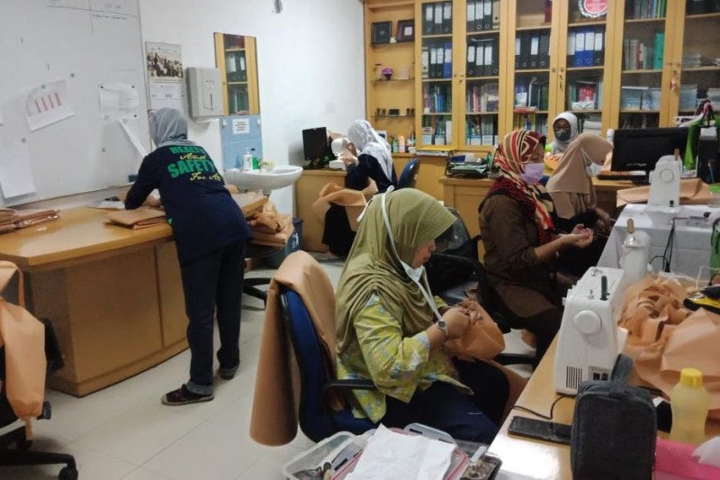 Peduli COVID-19, dokter-nakes RSUP Persahabatan buat APD mandiri