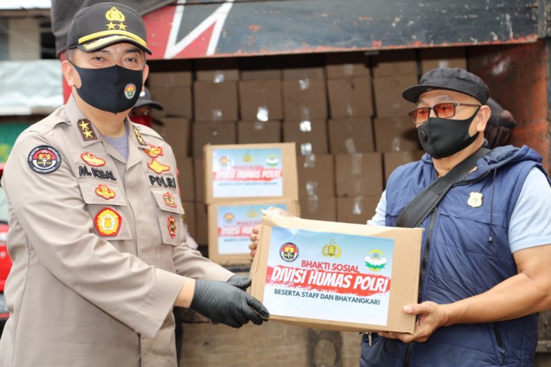 Divhumas Polri bagikan 1.000 sembako untuk warga terdampak COVID-19