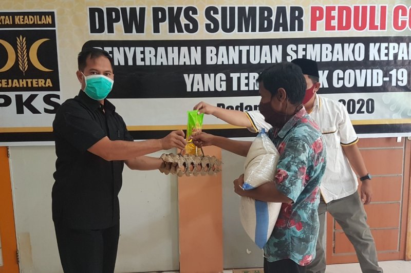 Satgas Penanggulangan COVID-19 PKS Sumbar bagikan puluhan paket sembako