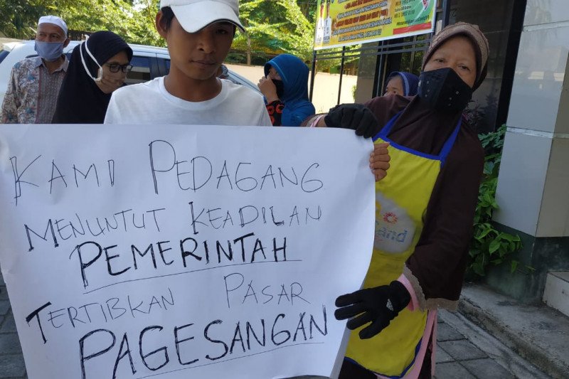 Pedagang Pasar Pagesangan Mataram unjuk rasa tuntut penataan pasar