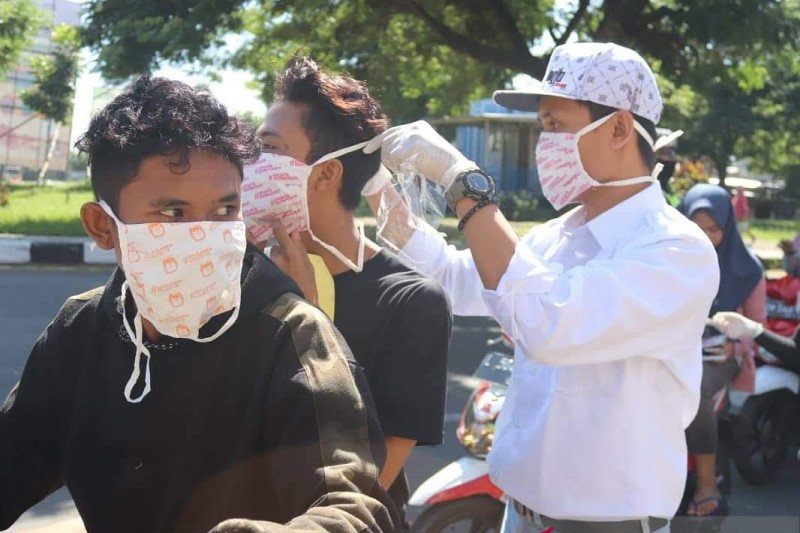 KPU NTB bagi-bagi masker bantu mencegah penyebaran COVID-19