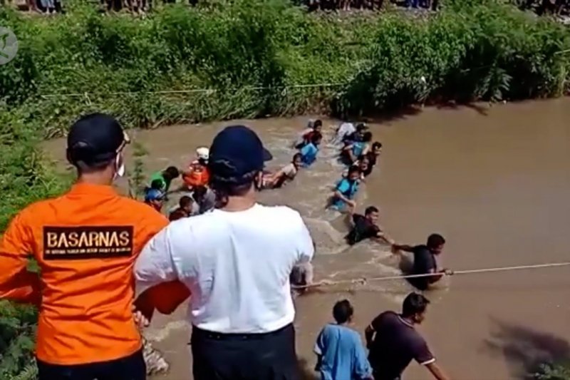 Jembatan ambruk, seorang pengendara motor hanyut