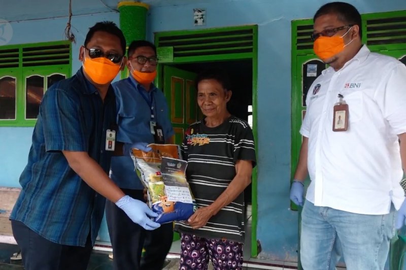 Ribuan paket sembako bagi masyarakat pesisir Ternate
