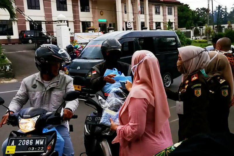 Kepedulian Kejari Pandeglang terhadap warga terdampak COVID-19