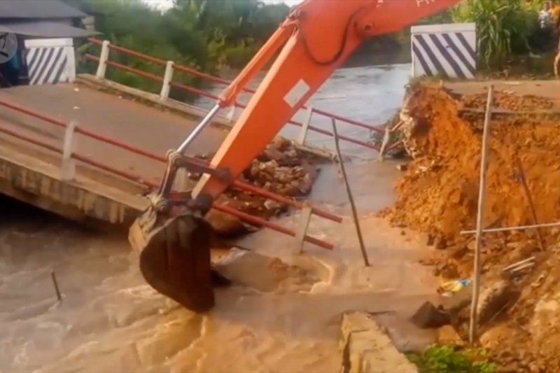 Petugas SAR berhasil temukan jasad korban jembatan ambruk