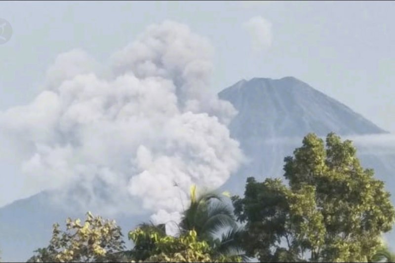 Gunung Semeru kembali luncurkan awan panas hingga 2 Km
