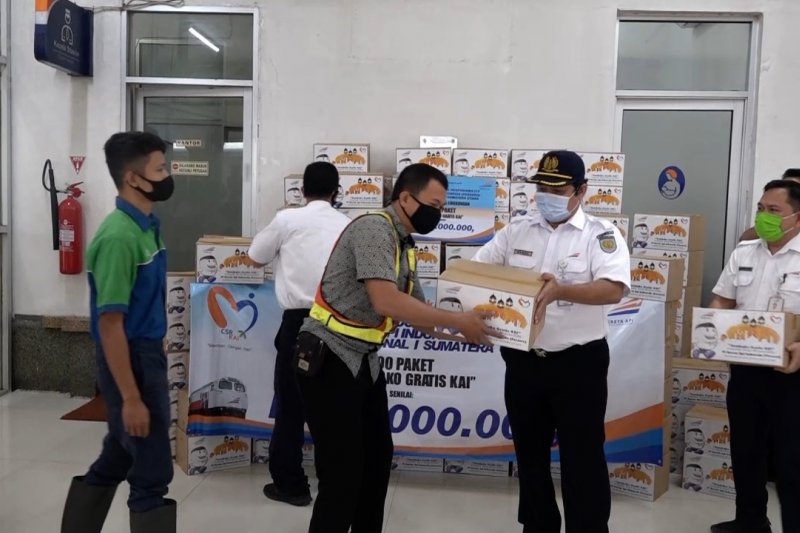 PT KAI Sumut bagikan sembako kepada pekerja dan warga