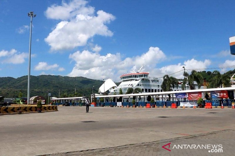 Angkutan penyeberangan di Pelabuhan Lembar Lombok ditutup