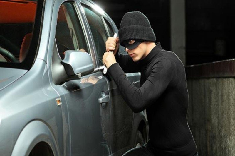 pri-mabuk-hingga-tak-sadarkan-diri-mobilnya-digasak-pencuri-di-jakbar