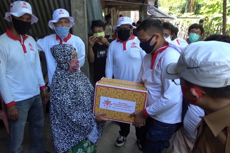 Relawan COVID-19 Sandiaga Uno bagikan sembako-masker di Kota Makassar