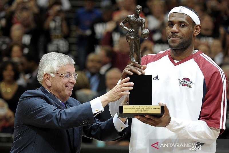 Kala Sang Raja LeBron James rengkuh gelar MVP NBA perdananya