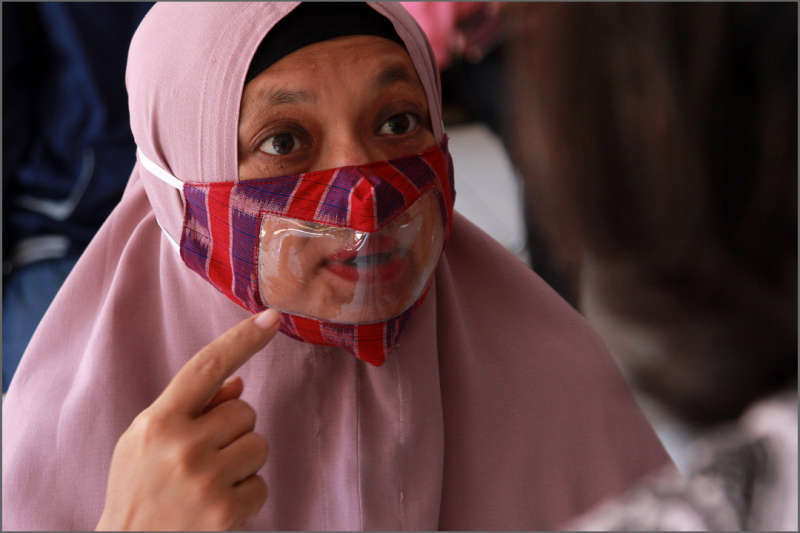 Warga Kota Kediri membuat masker ramah bagi difabel