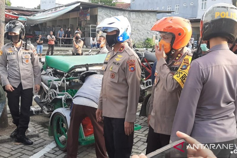 Kapolda Babel bagikan 125 paket sembako ke warga kurang mampu