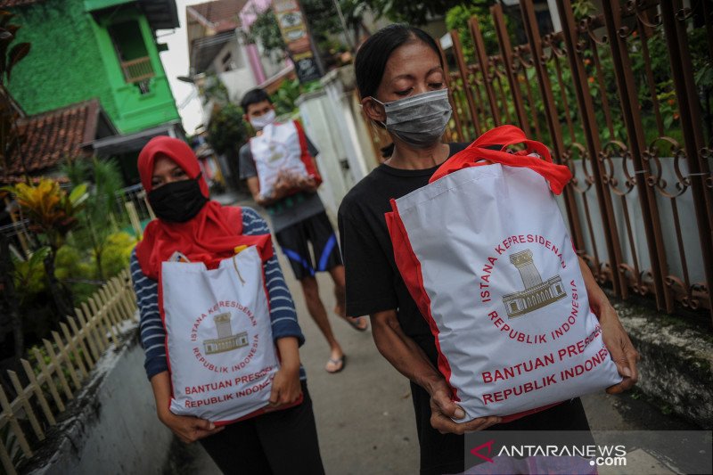 Presiden Jokowi salurkan bansos warga terdampak COVID-19 ke 15 kota