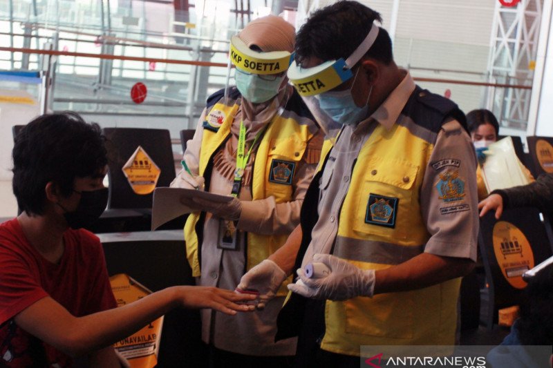 Penumpang di Bandara Soekarno-Hatta membludak, 11 penumpang positif COVID-19