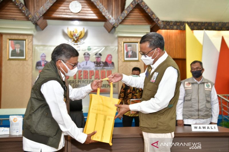 Gubernur Sulsel salurkan APD dan bantuan pangan ke Pemkot Parepare