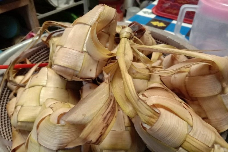 Ketupat atau nasi yang bikin kenyang lebih lama?