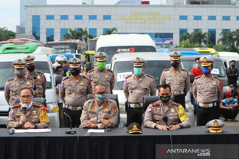 COVID-19 Task Force chief performs Eid prayers at BNPB Building
