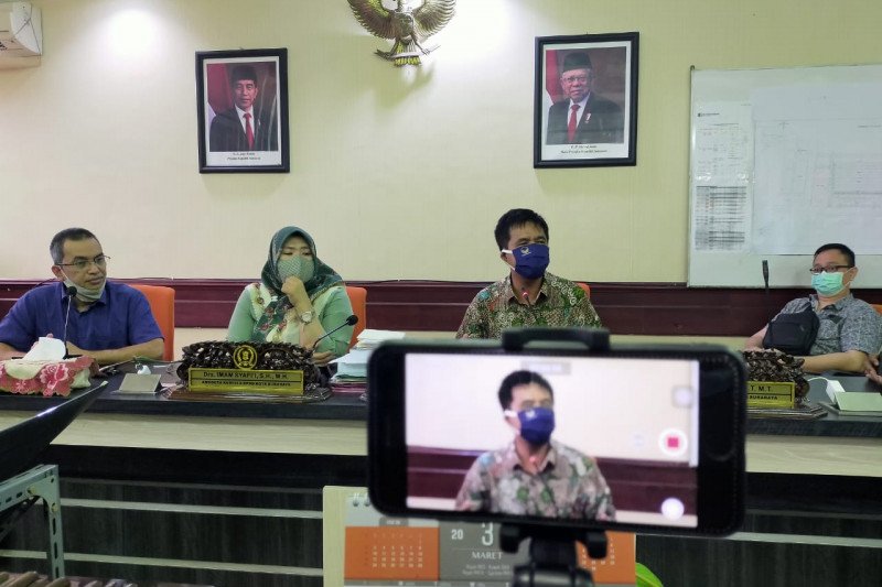 Sejumlah anggota DPRD Surabaya bentuk “hotline” pengaduan COVID-19