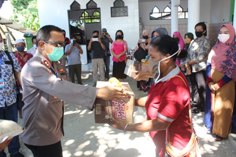 Polres Biak gandeng IJS salurkan bantuan 300 paket sembako kepada warga