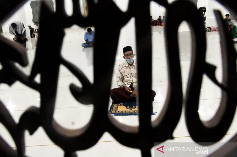 COVID-19 Task Force chief performs Eid prayers at BNPB Building
