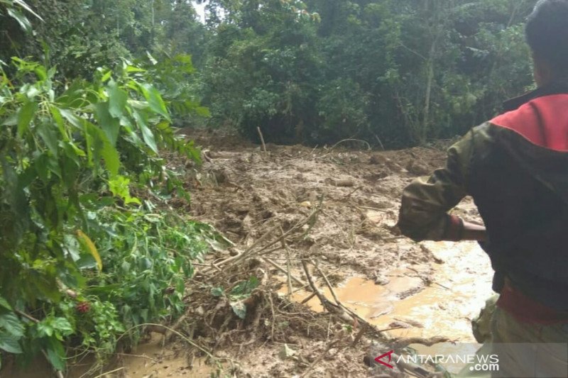 Seorang warga tewas tertimbun longsor di OKU Selatan