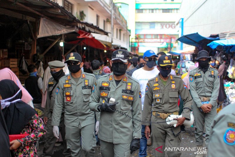 Wali Kota Bogor bubarkan kerumunan pedagang dan warga di Pasar Anyar