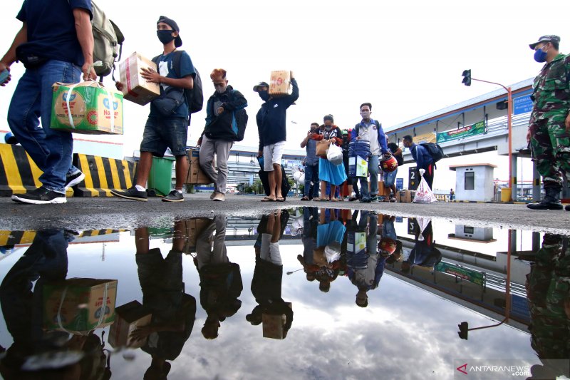 Arus mudik H-5 lebaran di Pelabuhan Ketapang