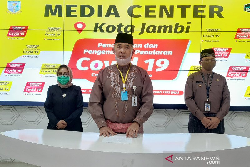 COVID-19 Task Force chief performs Eid prayers at BNPB Building