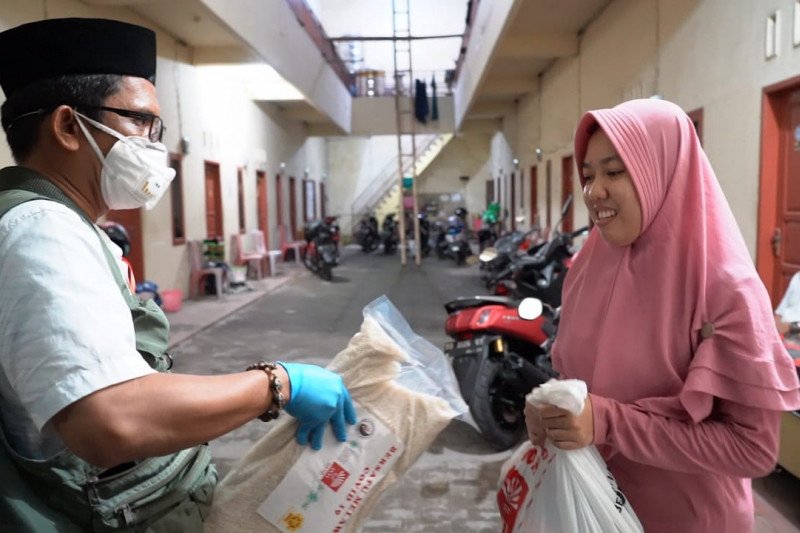 Penuhi kebutuhan pokok mahasiswa luar provinsi, FTI-UMI bantu sembako