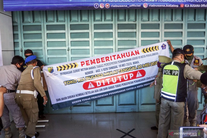  Pusat  belanja  busana di  tutup