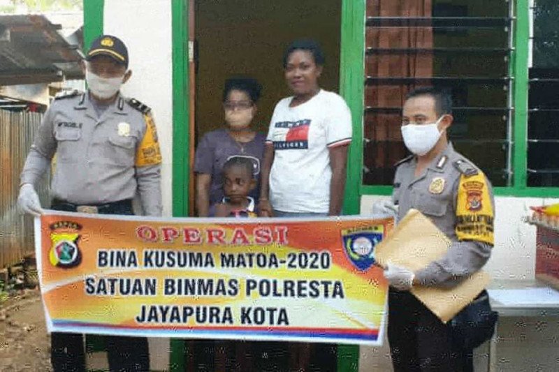 Polresta Jayapura Kota bagikan sembako dalam Operasi Bina Kusuma