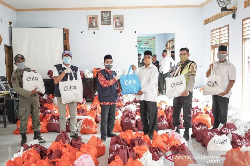 ITDC menyalurkan 1.200 paket sembako di desa penyangga Mandalika