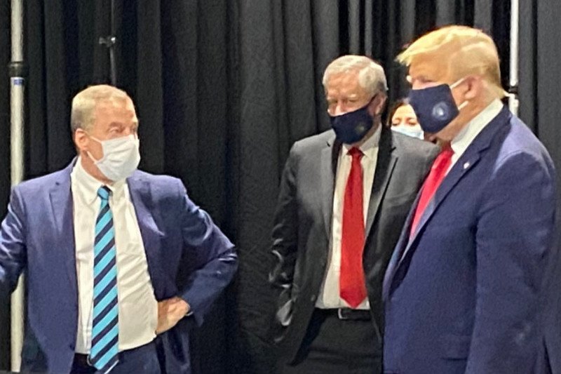 Donald Trump akhirnya mau pakai masker saat kunjungi pabrik Ford