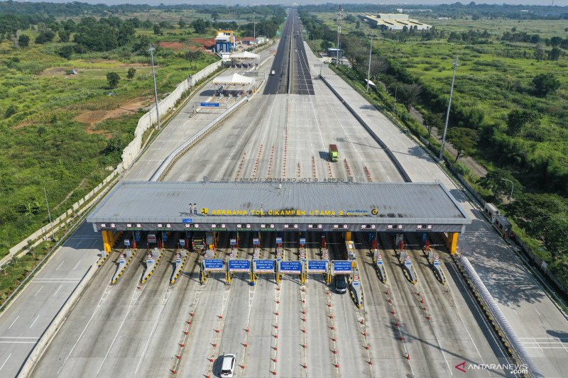 Lalu lintas di pintu  tol  Cikampek  Utama sepi Ramadhan 