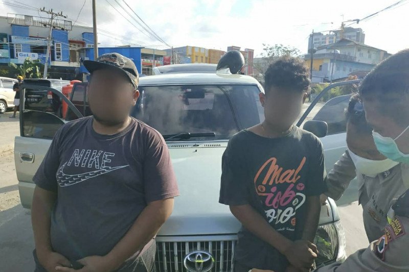 Dua pemuda ditangkap karena kedapatan membawa ganja