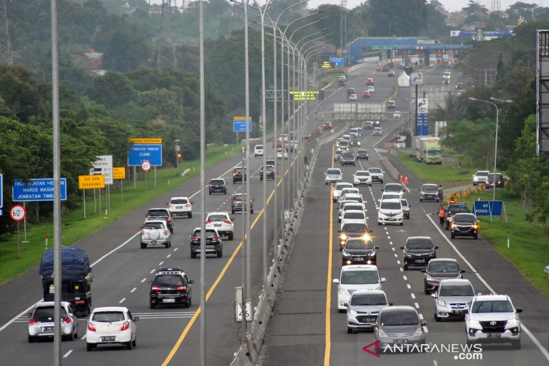 Jalur ke Puncak Bogor ramai kendaraan saat PSBB