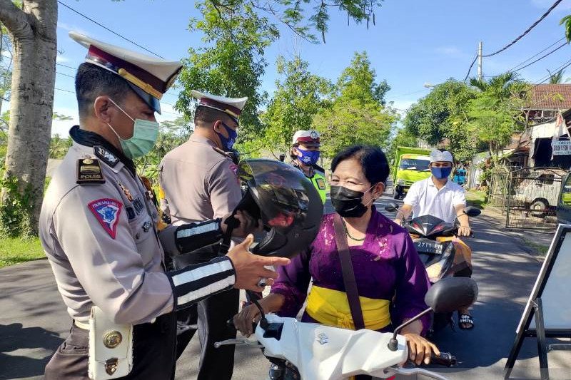 Polres Bangli perketat akses di perbatasan dan bagikan helm