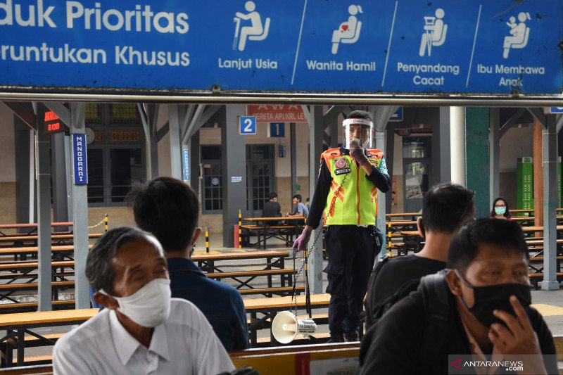 Jelang tatanan normal baru di Stasiun KRL